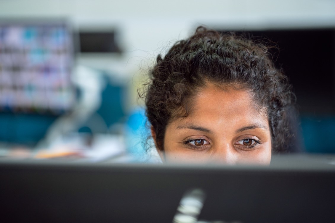 Kvinna vid dator på jakt efter nytt jobb